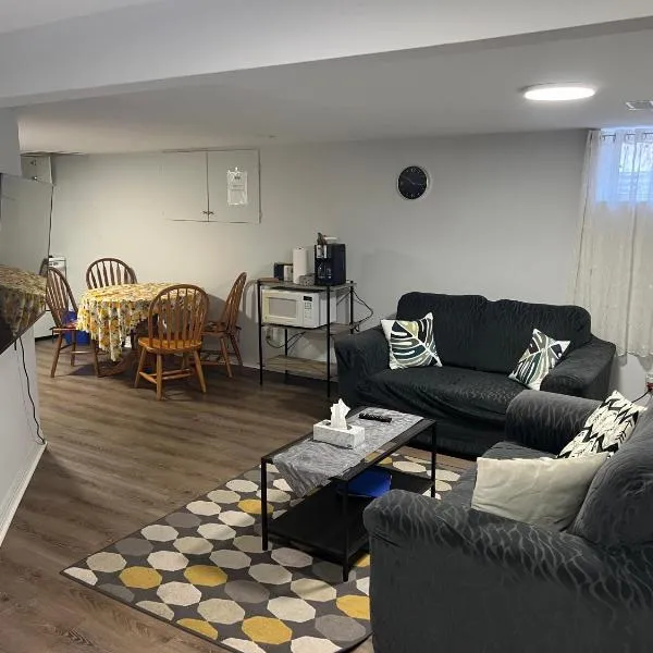 Cozy basement 2 bedroom 2 bath with parking，位于列治文山的酒店