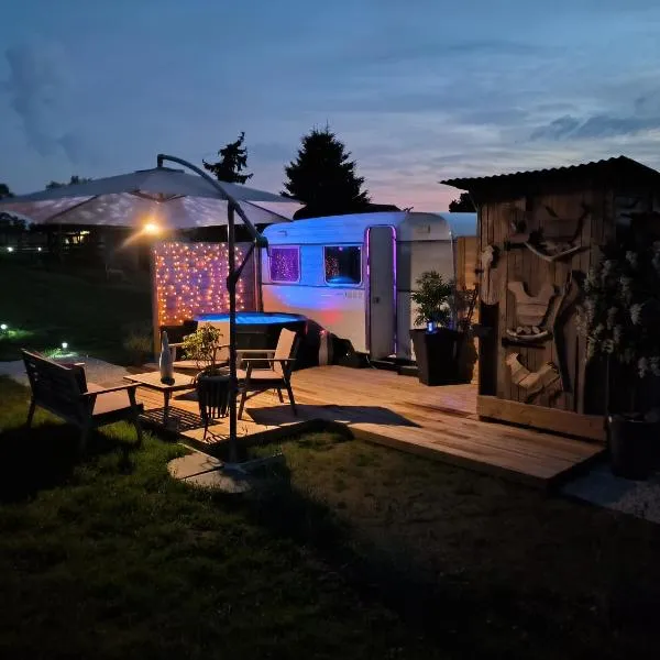 Caravane romantique " La Seventies" avec jacuzzi privatif，位于拉帕利斯的酒店