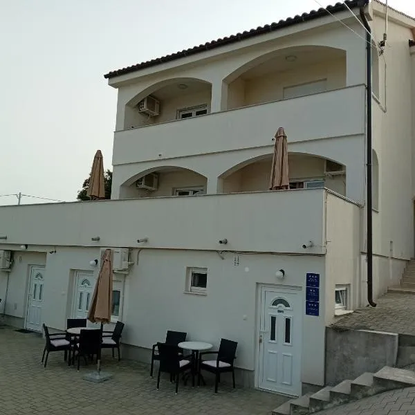 Apartmani Milenij，位于拉布的酒店