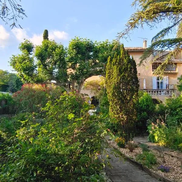 Rue du Château à Cabrières d'Avignon，位于凯布雷斯阿维尼翁的酒店