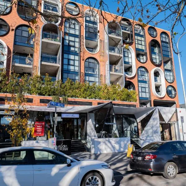 2 Bedroom 2 bath 1 Car on Lonsdale Street，位于堪培拉的酒店