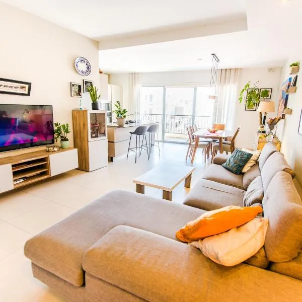 Mediterranean Abode - Spacious Apartment in Swieqi，位于Is-Swieqi的酒店