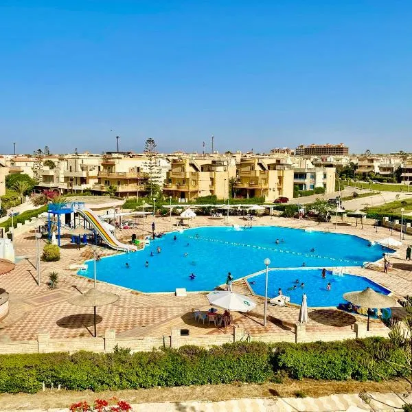 Sea & Pool View Deluxe Chalet - Prime Spot in Badr Resort，位于阿莱曼的酒店