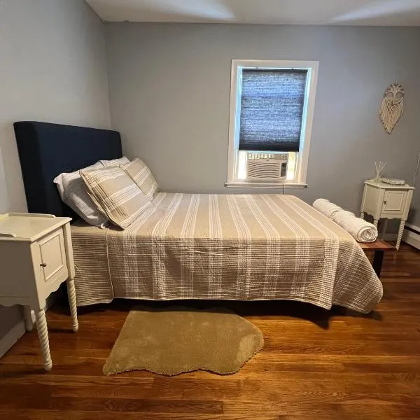 Peaceful 1BR easy commute, urban suburban mix feel in Boston，位于波士顿的酒店