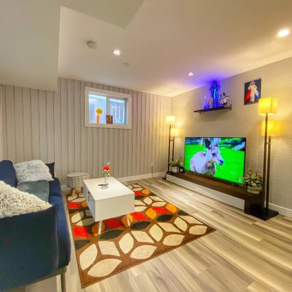 Cozy shared queen bdrm near downtown with private yard - not entire suite，位于卡尔加里的酒店