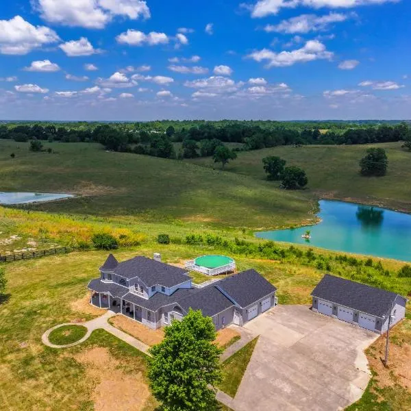 Sprawling Kentucky Getaway w/ Pool & Hot Tub!，位于Berry的酒店