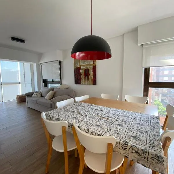 Dpto Frente al mar Av Bunge y Av Del Mar，位于皮纳马尔的酒店