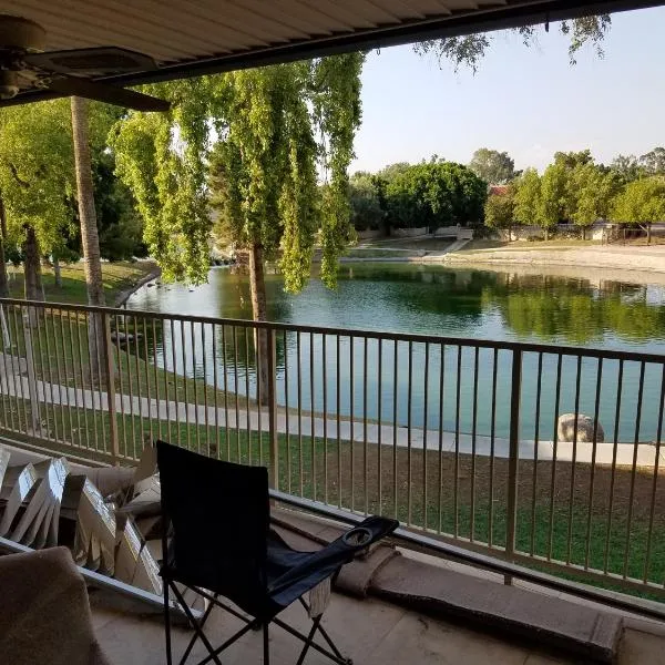 Lakeside Lake Biltmore Village Condo，位于凤凰城的酒店