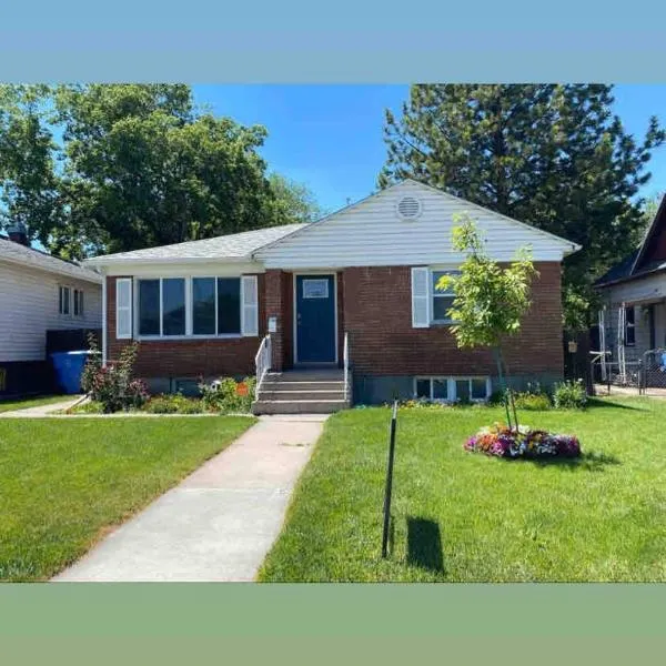 Historic 2 bedroom home in Old Town-main floor，位于波卡特洛的酒店