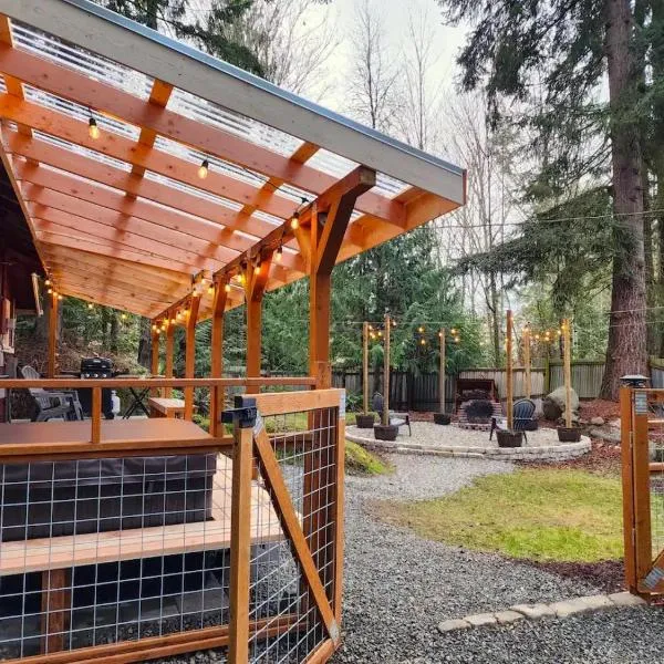 Cozy cabin on the Olympic Peninsula, Hot Tub，位于安吉利斯港的酒店