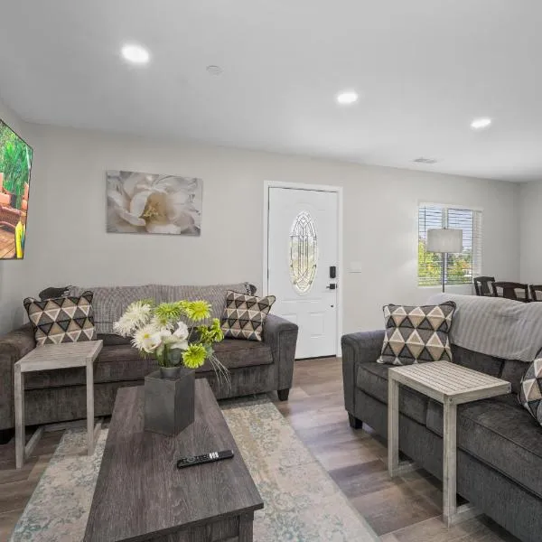 Modern Oasis New 2BR in La Mesa，位于拉米萨的酒店