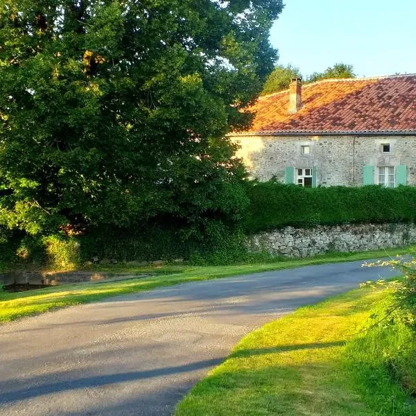 Les Volets Verts, ROUSSINES, CHARENTE, 16310 FRANCE，位于维代的酒店