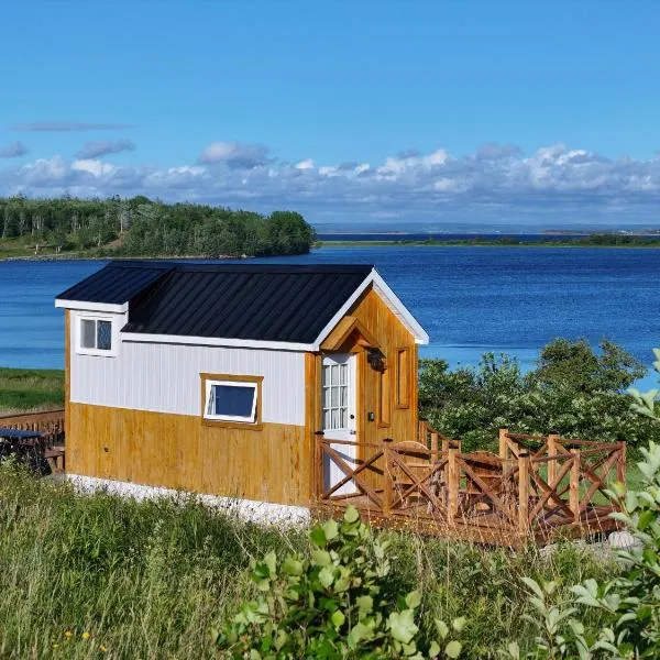 Waterfront Tiny House near Pomquet Beach- Winterized，位于安蒂戈尼什的酒店