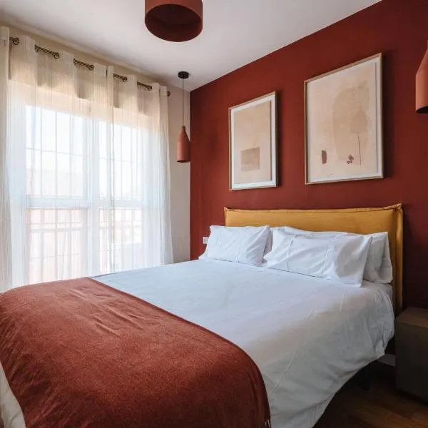 Piscina abierta! Parking en Sevilla centro incluido，位于卡马斯的酒店