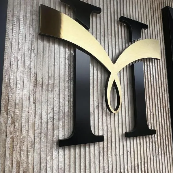 Hotel Majestic，位于伏罗拉的酒店