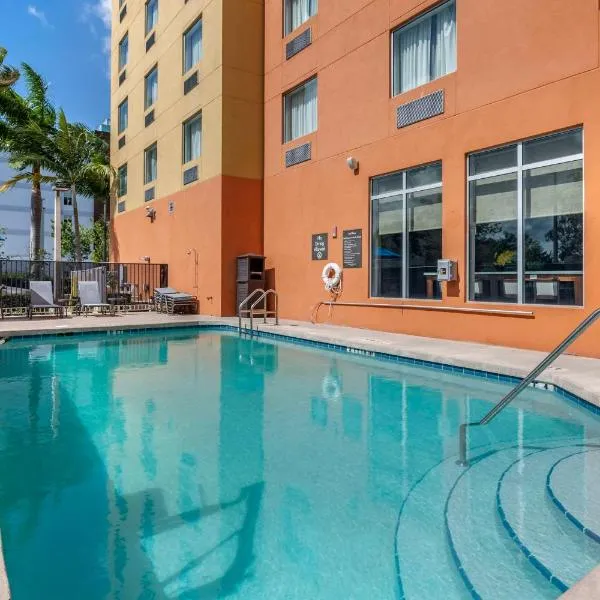 劳德代尔堡机场南及邮轮港口康福特套房酒店，位于达尼亚滩的酒店