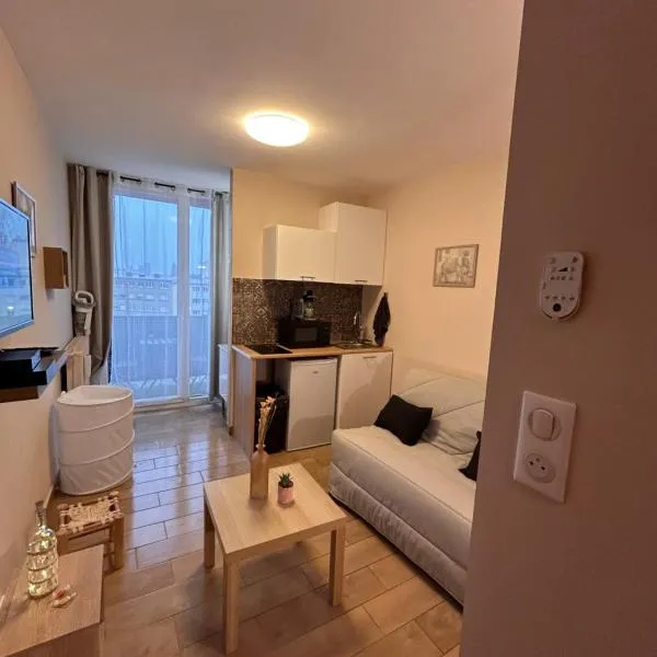 Magnifique studio neuf avec balcon，位于拉肖的酒店
