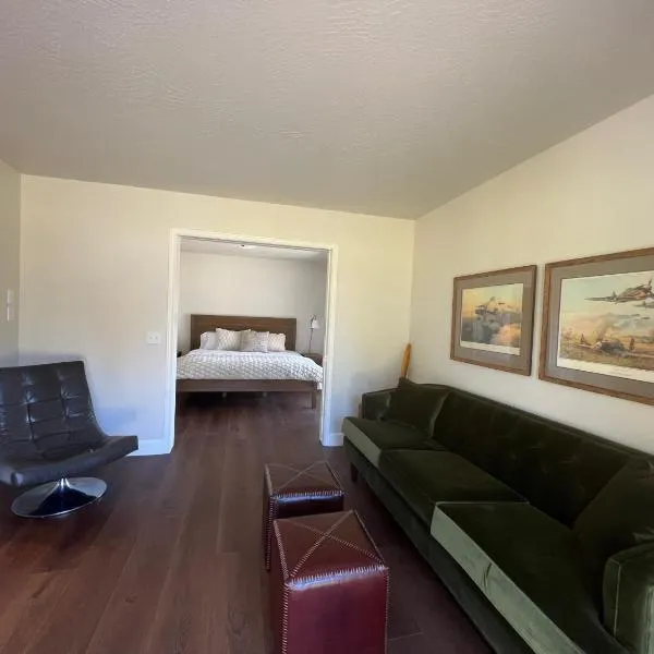 Salt and Cedar Bed and Breakfast，位于安吉利斯港的酒店