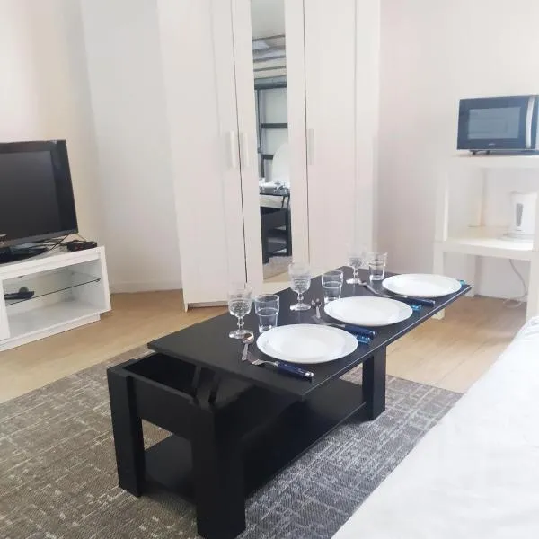 Charmant Studio au Calme Proche Rer Stade de France Paris,位于斯坦的酒店