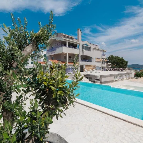 Villa Lavanda - heated swimming pools, beachfront，位于Ugrinići的酒店