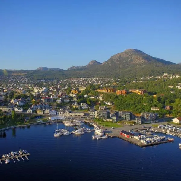 Small apartment in the harbour of Jørpeland，位于约尔珀兰的酒店