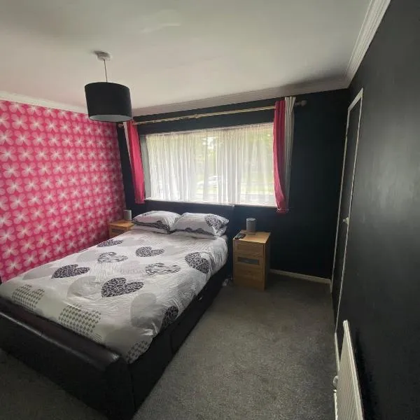 Your home near Gatwick Airport，位于Ifield的酒店