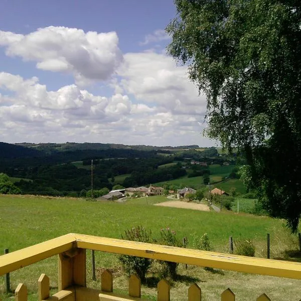 Chalet 3 chambres point de vue depuis la grande terrasse，位于Sainte-Colombe的酒店
