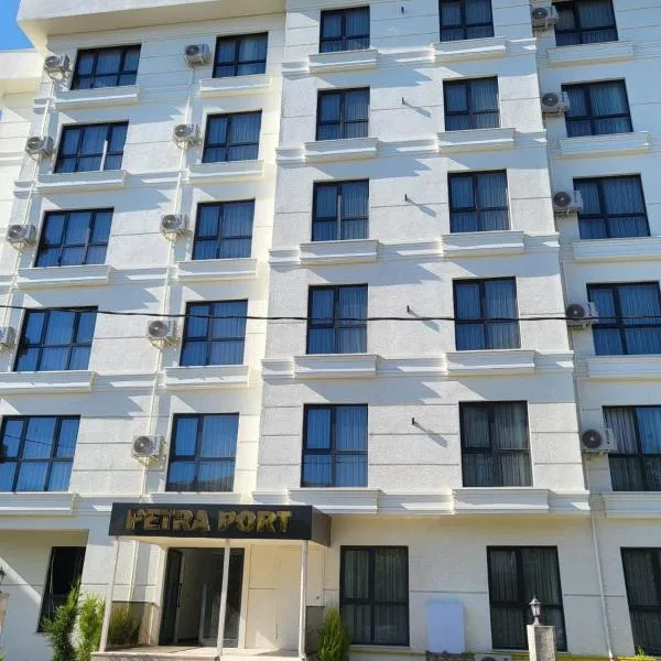 Petra Port Hotel，位于图兹拉的酒店