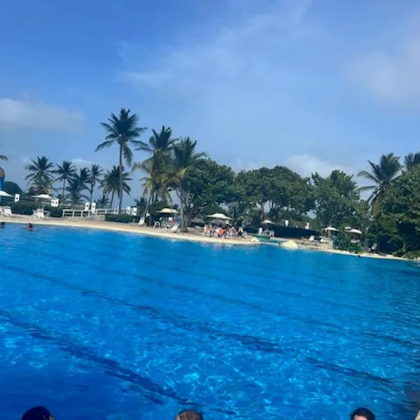 Apartamento Familiar con Piscina y Vista al Lago Wifi de Alta Velocidad Caribbean Suites，位于Tucacas的酒店