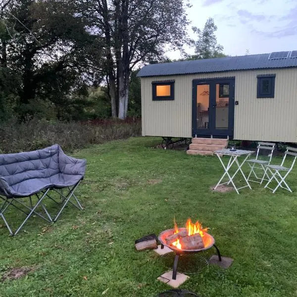 Apple Orchard Shepherd Huts，位于Staple Cross的酒店