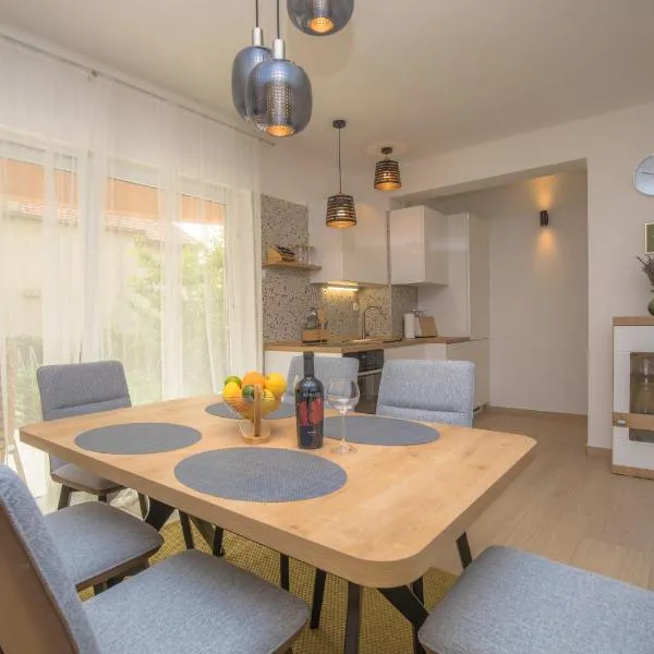 Elena，位于希贝尼克的酒店