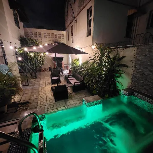 Private House with Pool, AC, BBQ, Fast Wi-Fi, Pet & Family Friendly, Near Colonial Zone, Mirador Sur Park & Ocean, in Santo Domingo，位于圣多明各的酒店