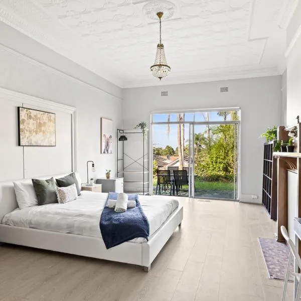 Spacious King Room - Nearby Stations & Stores - Shared Bathroom，位于Killara的酒店