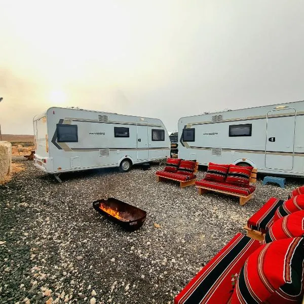 Glamping Caravans At The Farm - גלמפינג קרוואנים בחווה，位于米茨佩·拉蒙的酒店