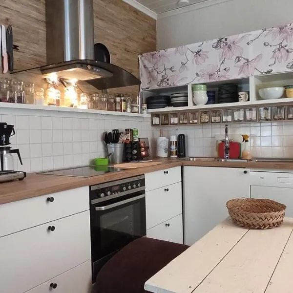 Nummen Goto, kivenheitto torilta，位于劳马的酒店