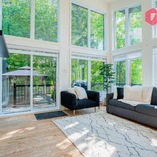 Casa Ibéricos in Portneuf / SPA Pool Sauna Trails，位于Pont-Rouge的酒店