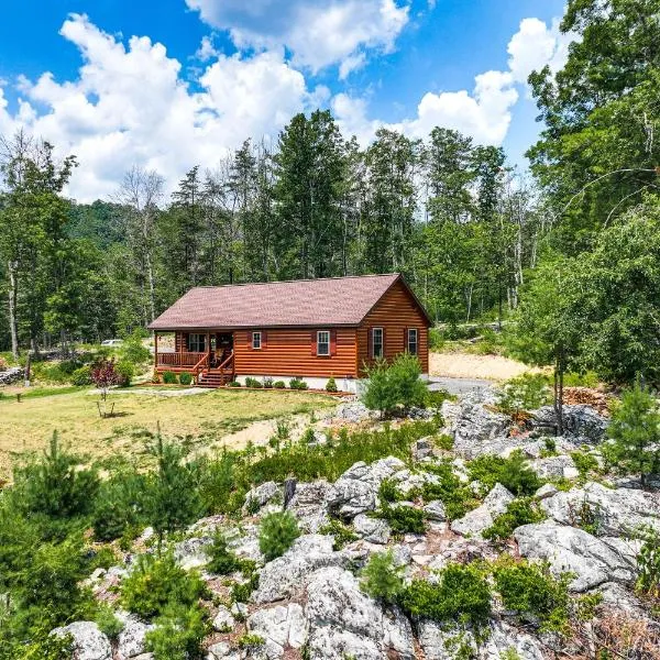 Secluded Mountain Cabin in Wardensville!，位于Wardensville的酒店