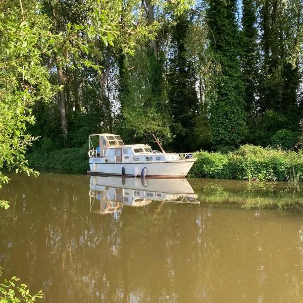 Dutch Cruiser Ship on a Tranquil Secluded River，位于皇家滕布里奇韦尔斯的酒店