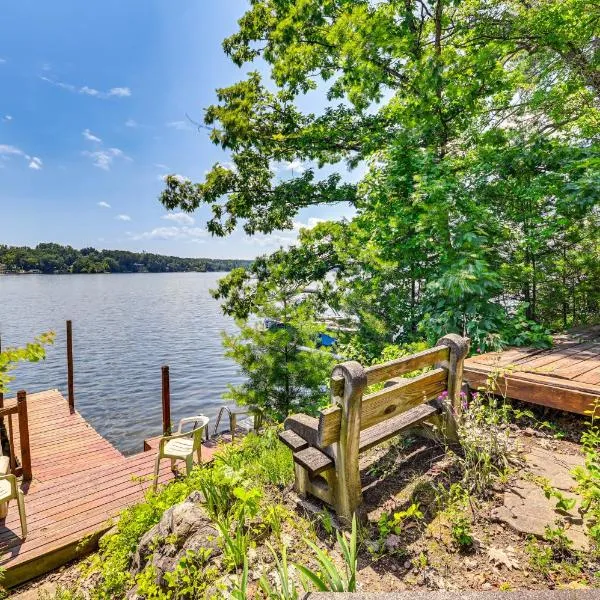 Quiet Cabin on Glen Lake with Boat Dock and Deck!，位于乔治湖的酒店