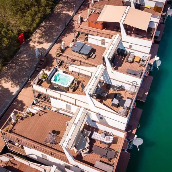 Floating Sea House Panther Superior，位于波尔托罗的酒店