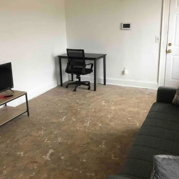 Spacious and bright 2 bedroom apartment with 1 bathroom and private street entrance，位于帕特森的酒店