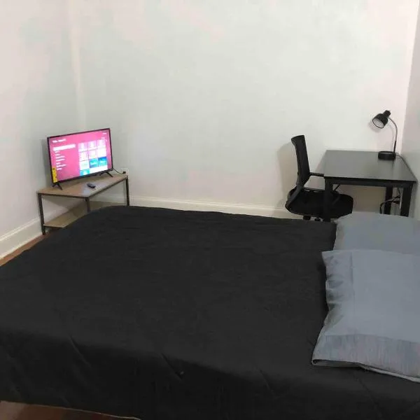 Spacious 2 bedroom apartment with 1 bathroom and private street entrance，位于帕特森的酒店