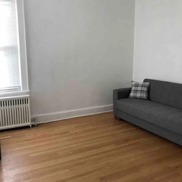 Spacious 2 bedroom apartment with 1 bathroom and private street entrance，位于帕特森的酒店