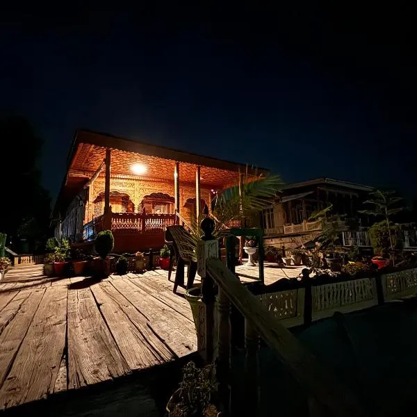 FAVELA HEADROOMS and GROUP OF HOUSEBOATS，位于Rājbāgh的酒店