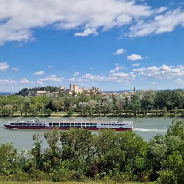 Petite maison ancienne rénovée avec vue panoramique en centre historique, proche d'Avignon, climatisée, terrasse, parking，位于阿维尼翁新城的酒店