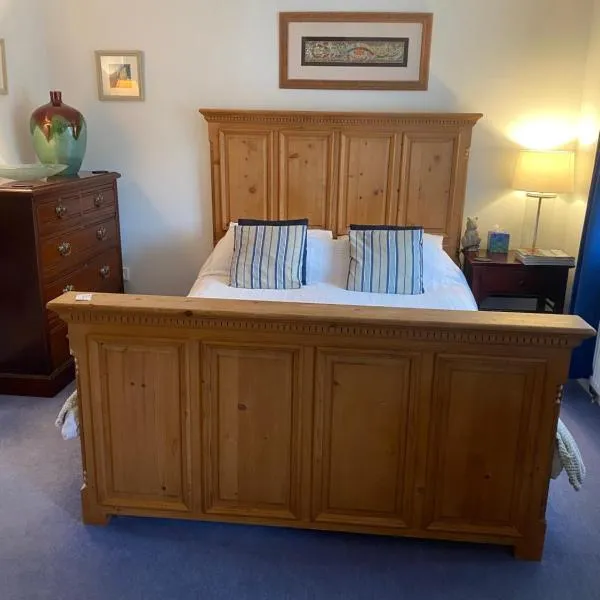 Beautiful private room with Kingsize bed and large private en-suite，位于彼得伯勒的酒店