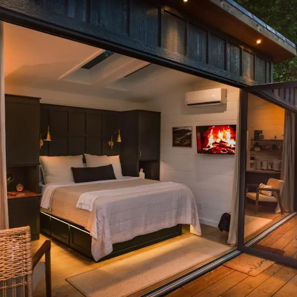 Glamping cabin with private deck and hot tub!，位于甘特斯维尔的酒店