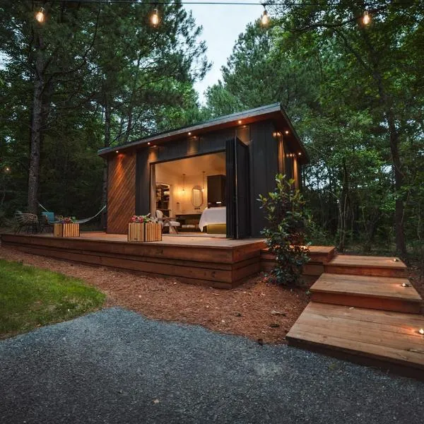 Glamping cottage with glass front and hot tub!，位于甘特斯维尔的酒店