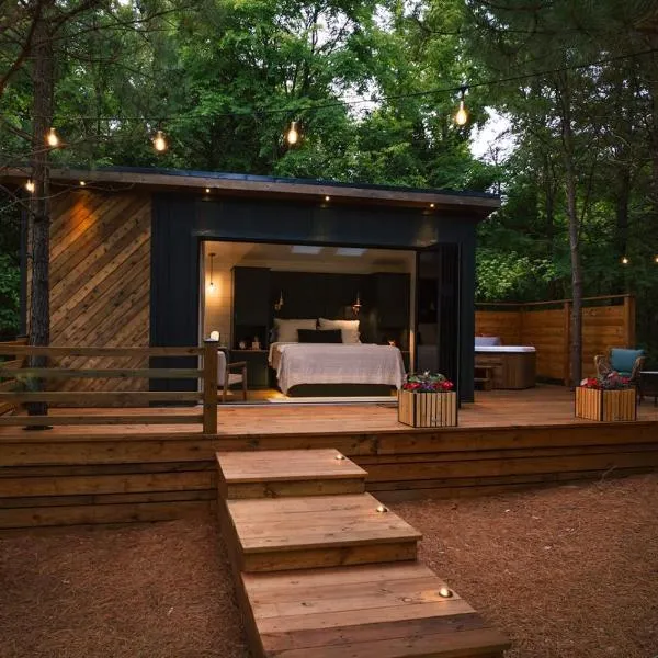 Luxury tiny house with hot tub and private deck!，位于甘特斯维尔的酒店