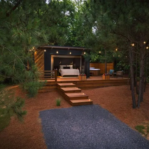 Luxury tiny house with hot tub and private deck!，位于甘特斯维尔的酒店